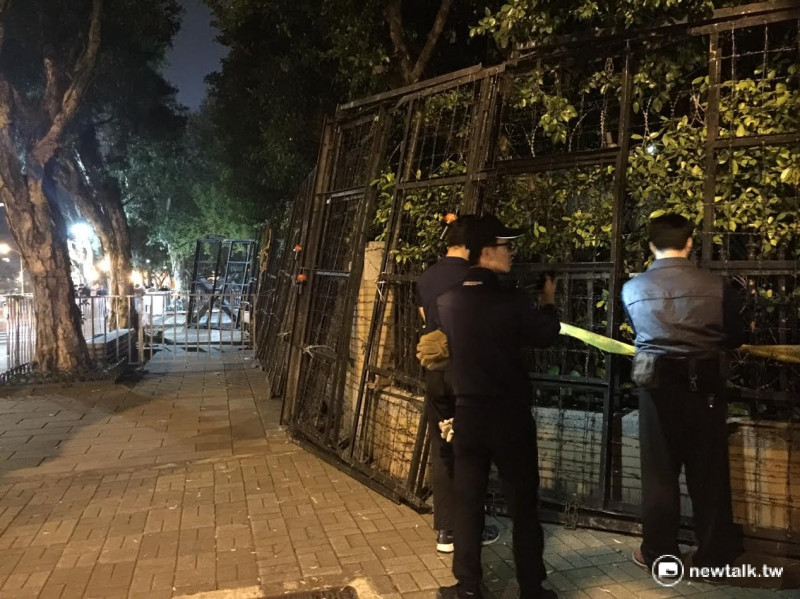 警方人員29日凌晨連夜在行政院周邊設立層層拒馬。   圖:陳奕/攝