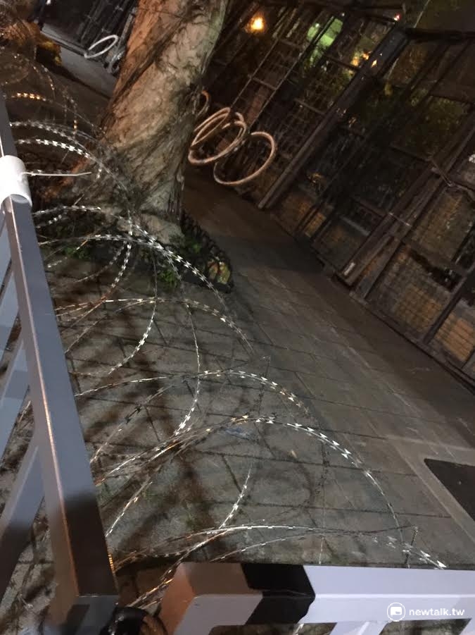 政院忠孝東路側面的臨時欄杆和政院員牆上三米高的拒馬之間，已經設置刺網蛇籠。   圖:陳奕/攝