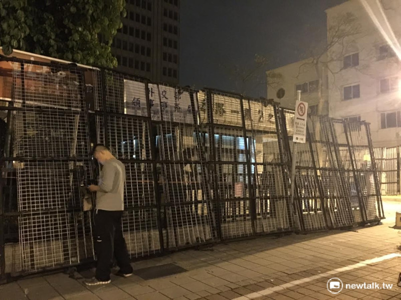 外交部領務局也在29日凌晨架起三米高的拒馬。   圖:陳奕/攝