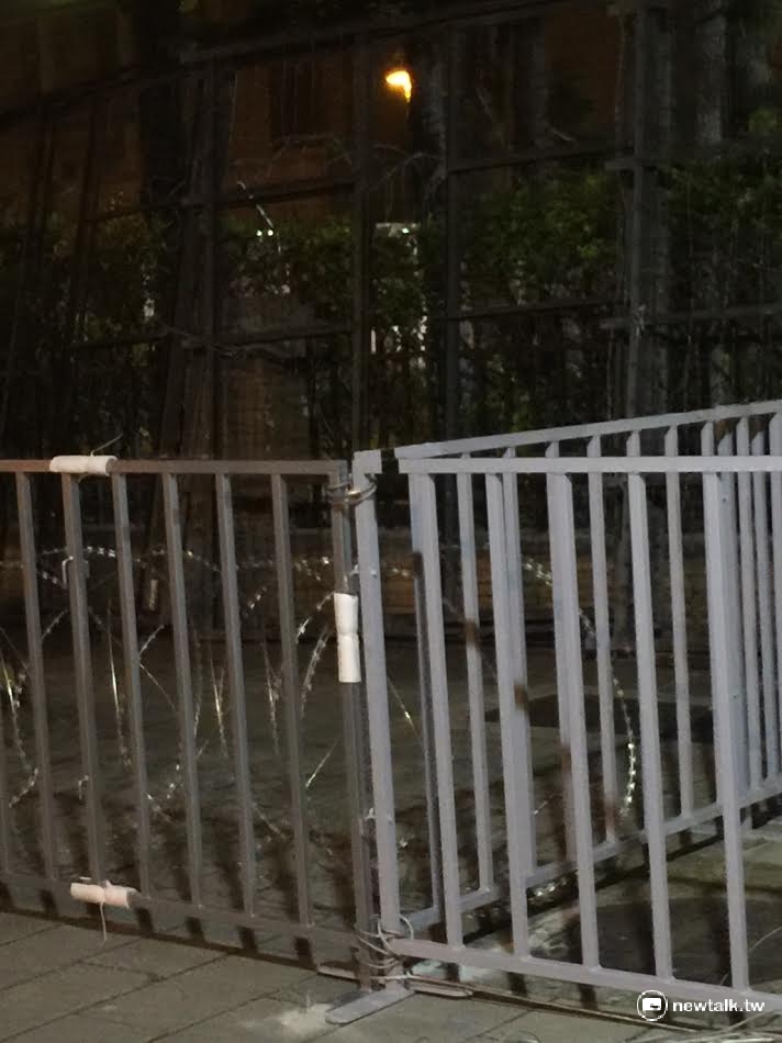 行政院外的蛇籠欄杆特寫。   圖:陳奕/攝