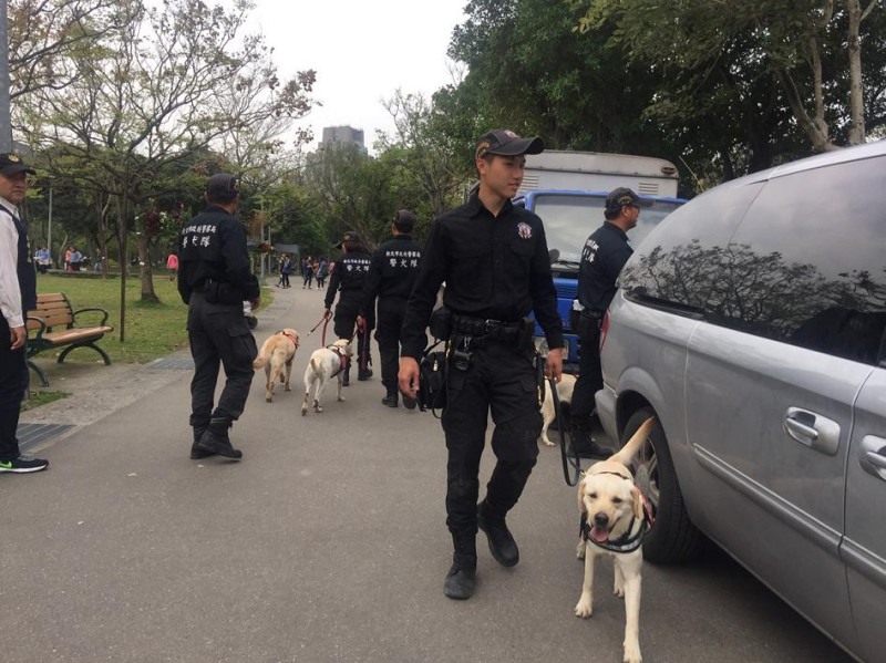 新北市府警察局出動18名警犬，全力維護粉絲的安全。   圖：郭芳嘉／攝