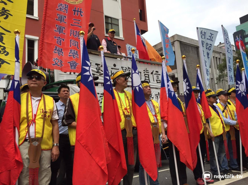 台灣警消聯盟、全國教育產業總工會與新北市退休警察人員協會等，29日為抗議年金改革政策，兵分各路發起遊行抗議。   圖：鄭佑漢/攝