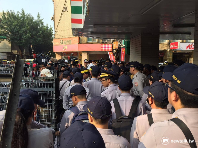 反對年金改革團體在立法院外與警方對峙。   圖：鄭佑漢/攝
