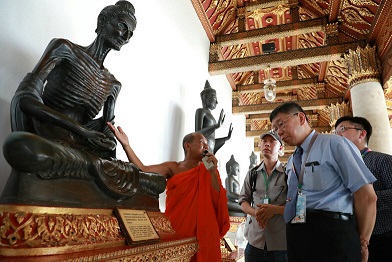 柯市長對於在菩提樹下悟道的釋迦摩尼佛雕像感觸甚深。   圖:台北市觀傳局提供