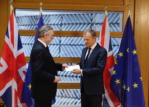 歐洲理事會主席圖斯克(右)29日接下英國駐歐盟大使巴羅(左)遞交由英國首相梅伊簽署的啟動脫歐信函。   圖：翻攝Donald Tusk臉書