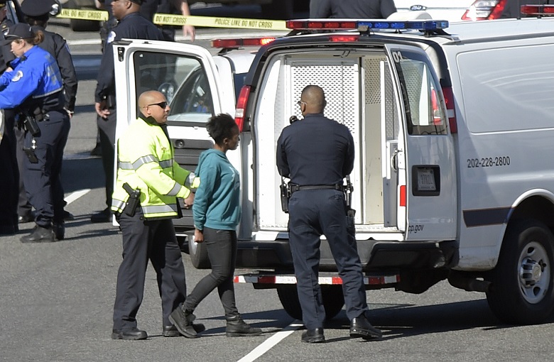 一名看似非裔女子（中）29日駕車衝撞美國國會山莊遭到逮捕。   圖片來源：達志影像/美聯社