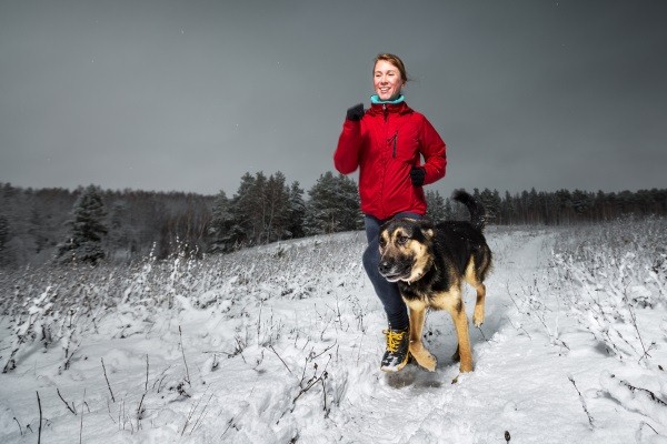 即使冬天還是要出門動一動，帶著狗狗去散步一起提高新陳代謝！   圖：寵毛網petsmao資訊平台提供