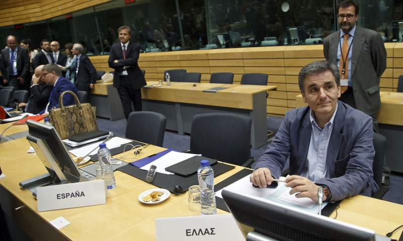 希臘財政部長查卡洛托斯（前排右）努力與國際金主談判，希望儘早達成共識。   圖：達志影像/美聯社資料照片