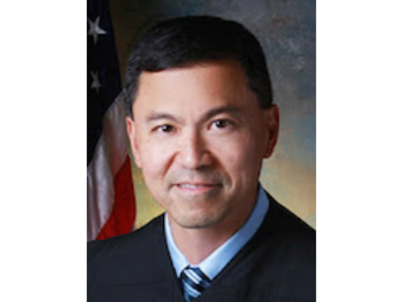 夏威夷聯邦地區法官華森(Derrick Watson)30日宣布，原先對移民禁令的暫緩執行令將「無限期延長」。   圖:翻攝自夏威夷聯邦地區法院官網。