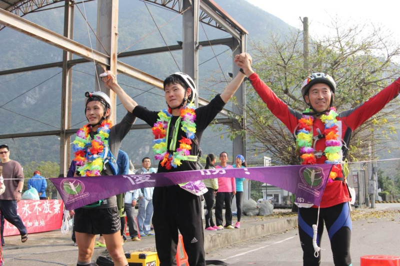 2016年橫越賽，臺日中三國勇者一起攜手完賽！   圖:超級馬拉松跑者協會提供。