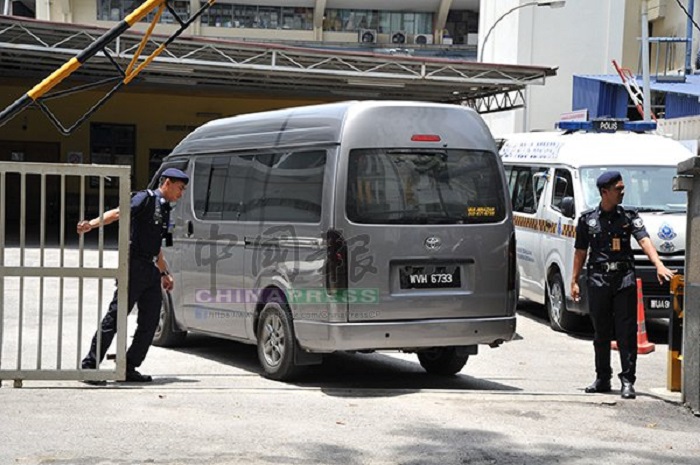 一輛客貨車30日駛入吉隆坡中央醫院太平間，準備載走金正男遺體。   圖：翻攝《中國報》網站