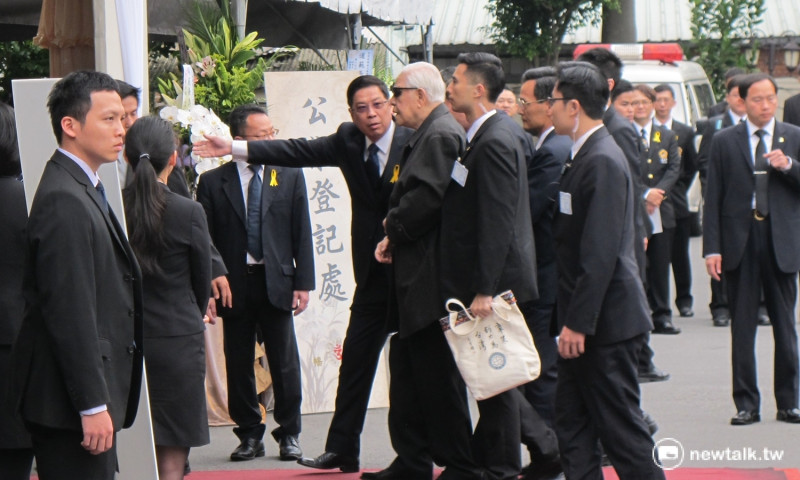 前總統李登輝（中戴墨鏡者）31日出席「李前副總統元簇追思祝福會」。   圖：林朝億/攝