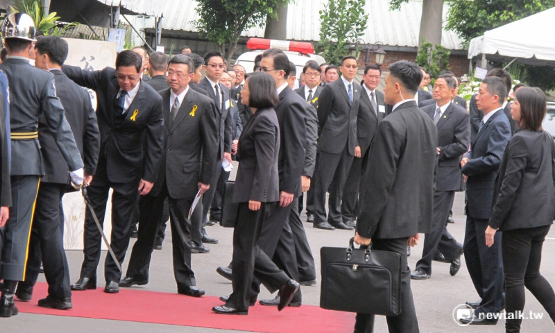 「李前副總統元簇追思祝福會」31日上午舉行，總統蔡英文（前排中）出席致哀。   圖：林朝億/攝