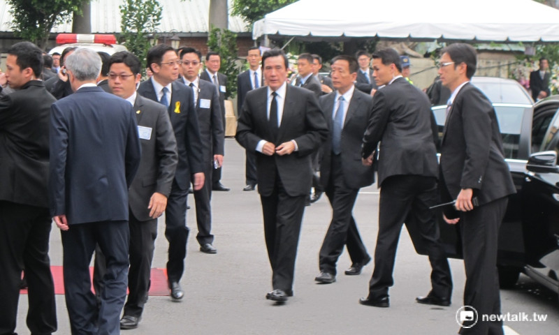 前總統馬英九（中）31日也前往參加「李前副總統元簇追思祝福會」。   圖：林朝億/攝