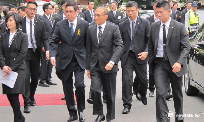 行政院長林全（右三）31日出席「李前副總統元簇追思祝福會」，表達哀思。   圖：林朝億/攝
