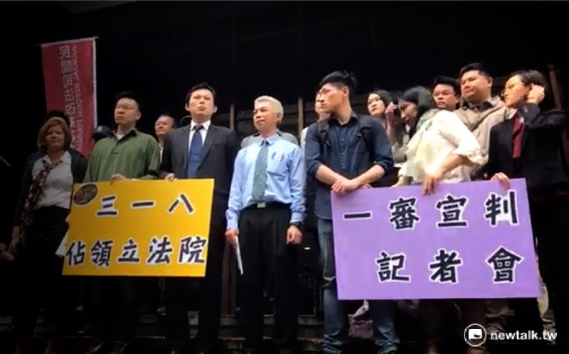 太陽花學運成員31日在台北地院宣判無罪後，召開記者會。   圖:許書翔/攝