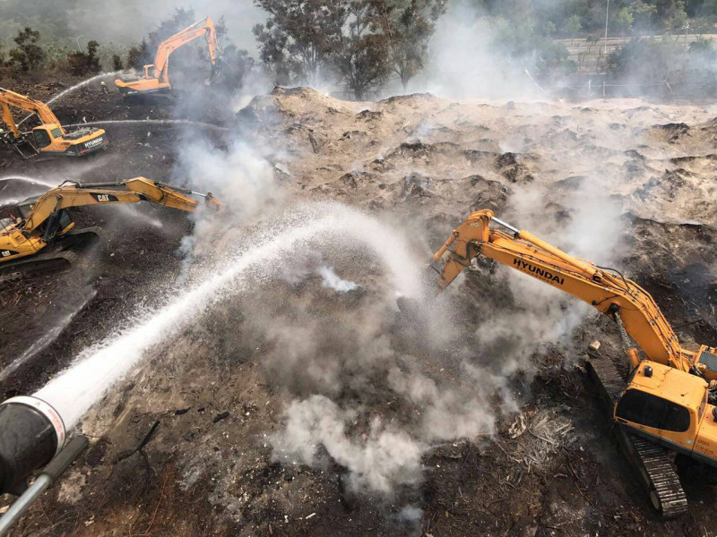 南屯區文山掩埋場廢樹枝悶燒。   圖:台中市政府提供。