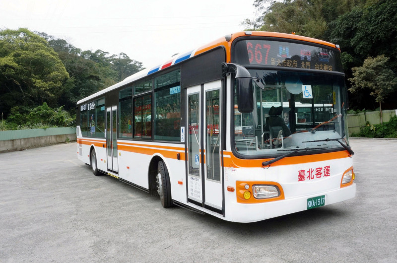 667線公車將陸續更換為19輛全新日系低地板公車營運，首批10輛自4月6日起上路營運。   圖：台北客運提供
