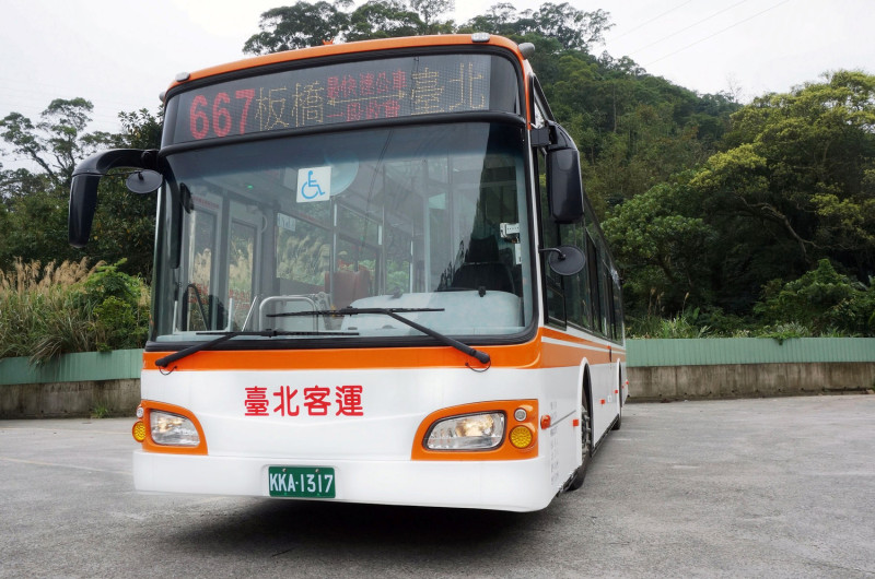 667線公車將陸續更換為19輛全新日系低地板公車營運，首批10輛自4月6日起上路營運。   圖：台北客運提供