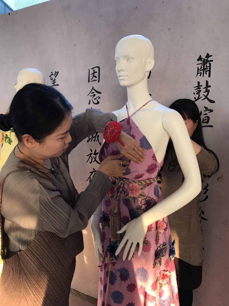 亞洲大學林青玫教授於臺中市纖維工藝博物館展出解語花衣系列展   圖:台中市文化局提供