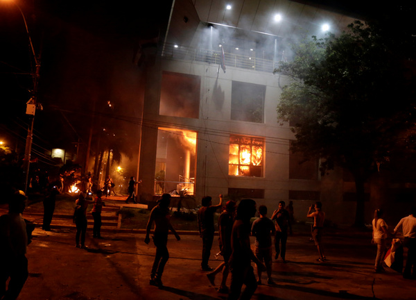 南美國家巴拉圭參議院稍早投票，通過修憲案允許總統連任。示威群眾隨即湧向國會，激烈抗爭，向國會縱火。   圖片來源：達志影像/路透社提供