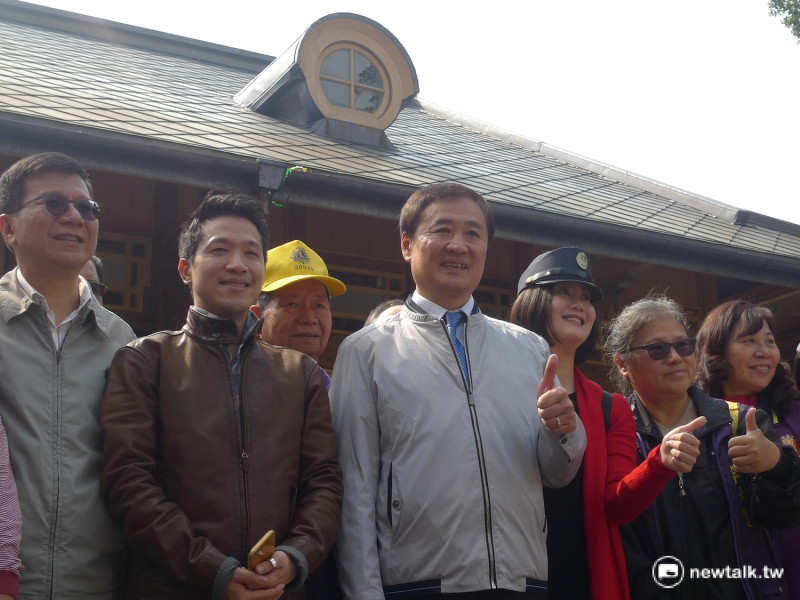 台北市副市長陳景峻（中）對場外抗議表示不以為然，認為文資團體應該適可而止。   圖：汪少凡／攝