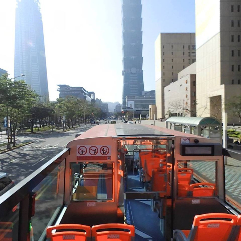 4天春假何處遛小孩?台北市雙層觀光巴士，即日起至4月4日春假期間，推出「大手牽小手 一起雙巴遊」優惠，期間12歲以下兒童搭車免費。   圖：翻攝自柯文哲臉書