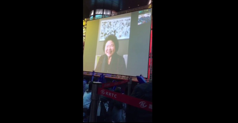 高雄捷運站第一次舉辦電競直播派對，遠在歐洲的高雄市市長陳菊也特別透過Face Time位選手們加油打氣。   攝影：林美涵 攝
