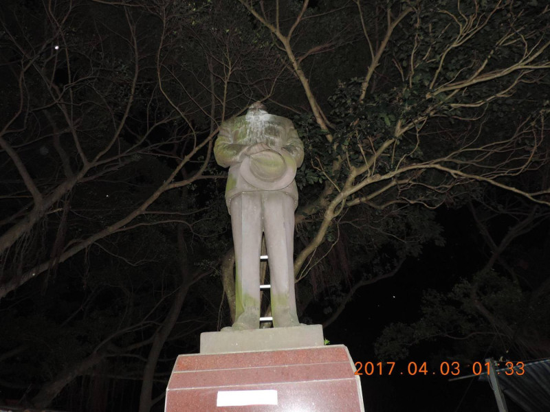 位於信義區福德街（台北市政府柯文哲辦公室附近）的蔣介石銅像今(3)天凌晨遭到台灣建國工程隊斬首。   圖：翻攝臉書