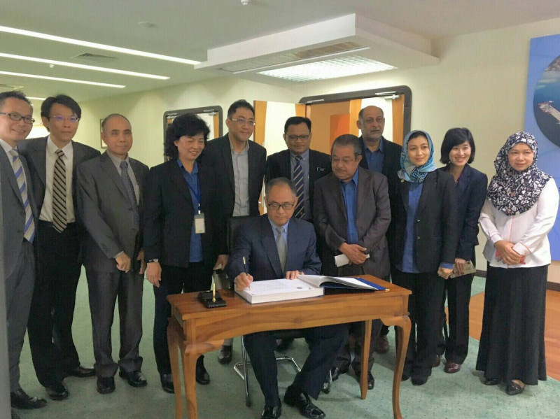 台灣港務公司董事長吳盟分3日和馬來西亞沙巴港務集團簽署備忘錄。   圖:台灣港務公司堤供。