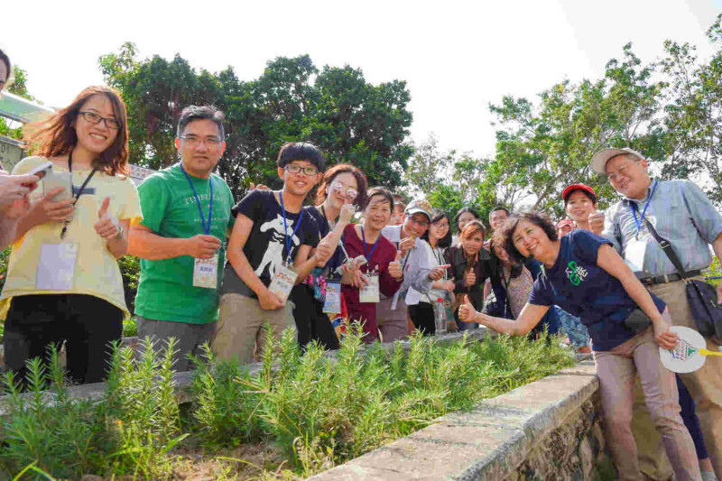 接待家庭與境外學生一同認識香草植物，了解大港社區經濟文化。   圖:教育部提供。