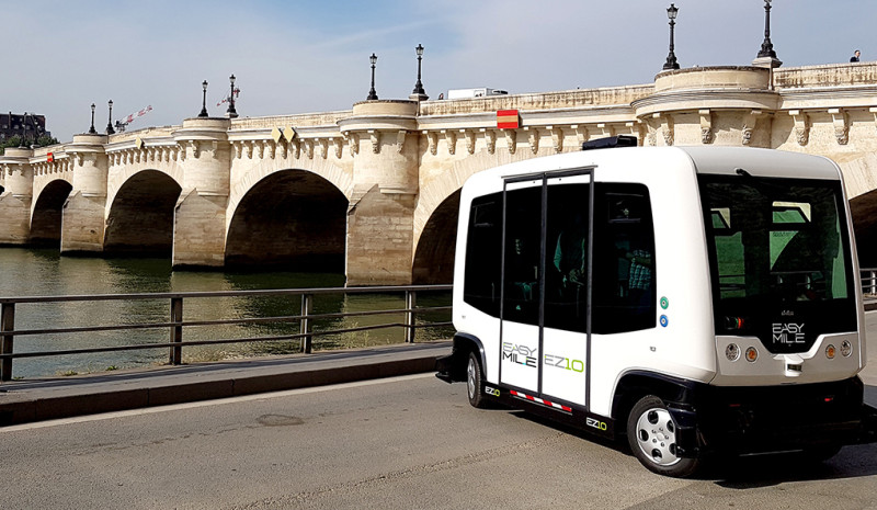 EasyMile打造可載12名乘客的智慧無人駕駛小巴EZ10，自2015年4月起，陸續在亞洲、北美、澳洲和歐洲等14個國家的50多個城市分別試運行。   圖：翻攝自EasyMile官網