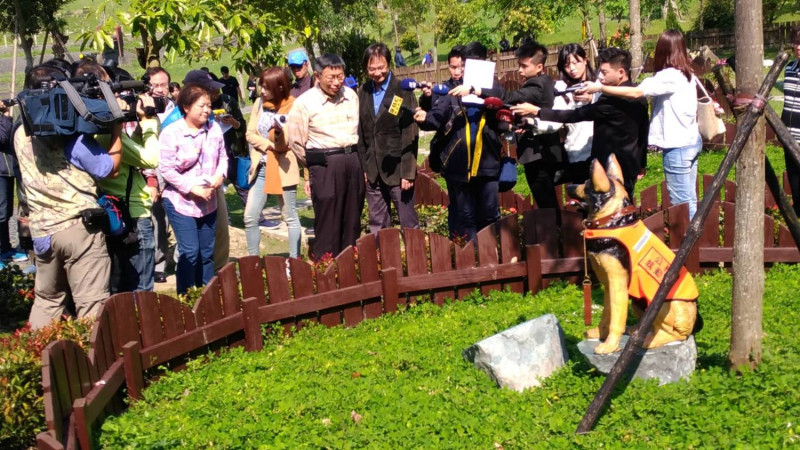 柯文哲 視察寵物灑葬區（值勤犬專區）。   圖:台北市政府提供。