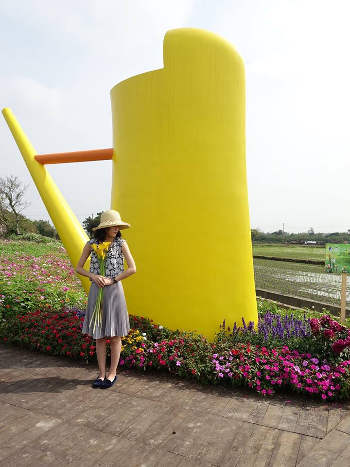 褚瑞基老師創造巨人國花園的「澆水器」，是現場最受歡迎的大型裝置藝術作品。   圖：翻攝自桃園彩色海芋季臉書