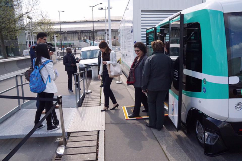 陳菊率領市府團隊到巴黎，試乘1月剛在塞納河畔上路的無人駕駛小巴。   圖：翻攝自陳菊臉書