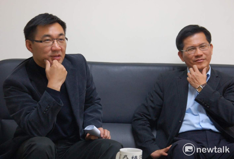 江啟臣(左)與林佳龍2012年同時當選新科立委後，一同接受記者採訪，留下難得一見的合影。   圖：唐復年/攝