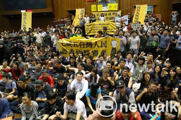香港示威浪潮讓台灣「天然獨」世代不相信「一國兩制」，正成為中國失去的一代。圖為太陽花學運占領立法院反服貿。   圖：新頭殼資料照片