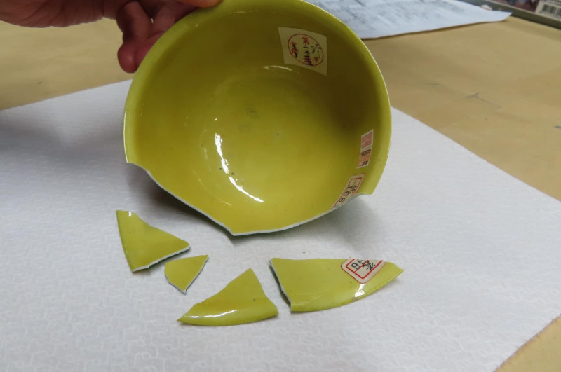 故宮公布3件國寶破損照片，圖為明弘治款嬌黃綠彩雙龍小碗。   圖：故宮提供