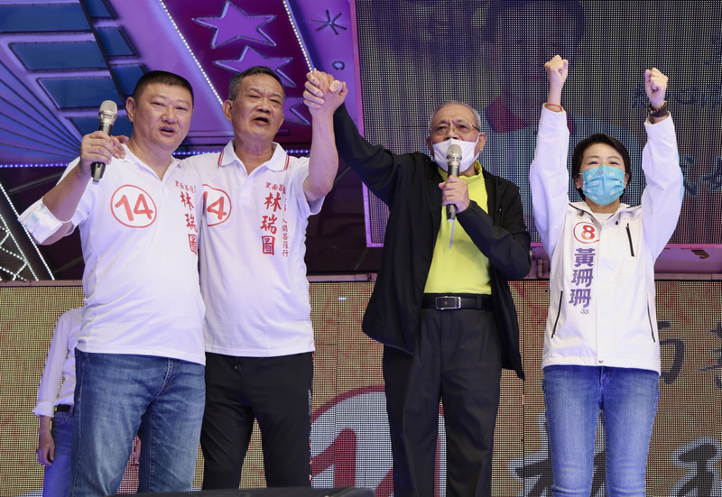 無黨籍台北市議員林瑞圖（左2）29日上午舉行競選總部成立大會，包括無黨籍台北市長參選人黃珊珊（右1）等人都到場力挺。   圖：中央社