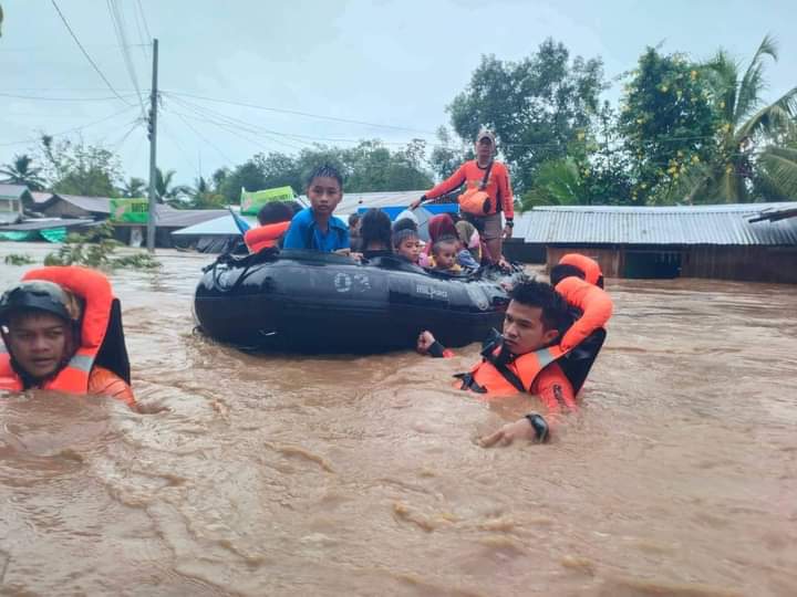南部多個省分遭受洪水侵襲，建築、車輛均浸沒於水中，救難人員緊急出動橡皮艇，協助受困民眾脫險。   圖：擷自推特@raiaprilzen