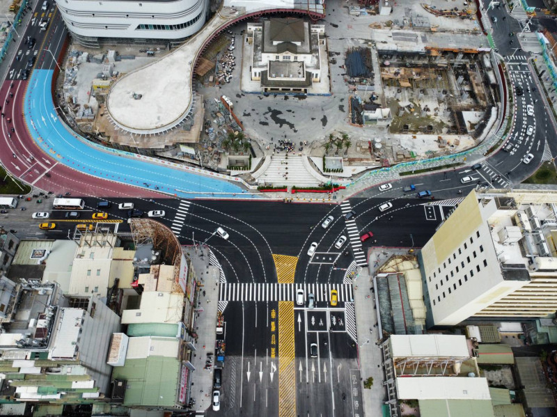 高雄車站兩旁站東與站西分流交通順暢。   圖：高雄市交通局提供