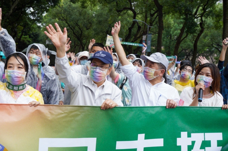 民進黨台北市長候選人陳時中參與第20屆同志遊行。   圖：翻攝陳時中臉書