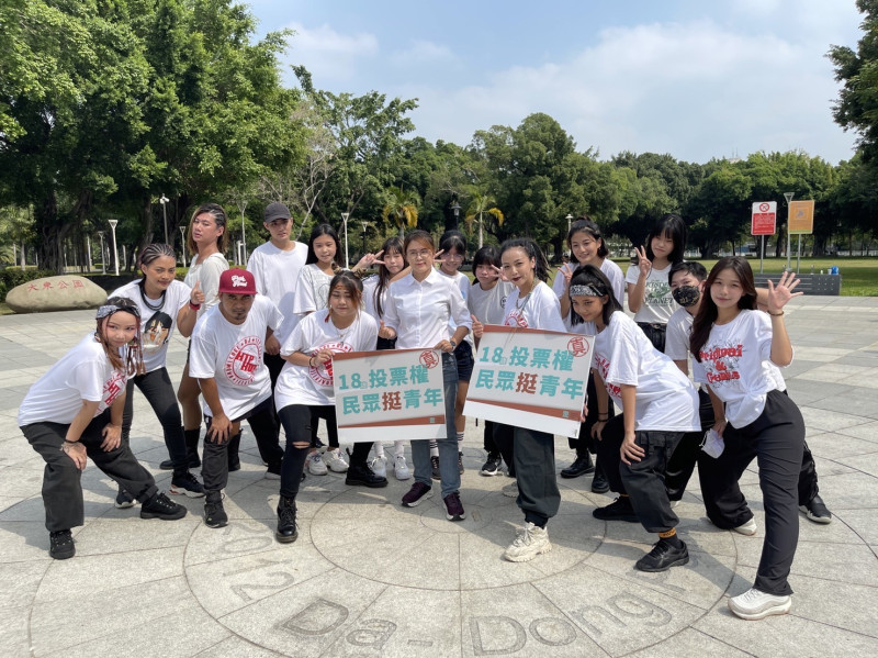 陳妙真(中)發起「18投票權 民眾挺青年」快閃活動。   圖：陳妙真提供