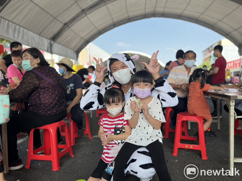 台南柳營區的年度盛事「柳營牛奶節」熱鬧登場，民進黨議員候選人王宣貿特地穿上「乳牛裝」，強調他是有創新、有活力和「最牛的候選人」。   圖：王宣貿提供