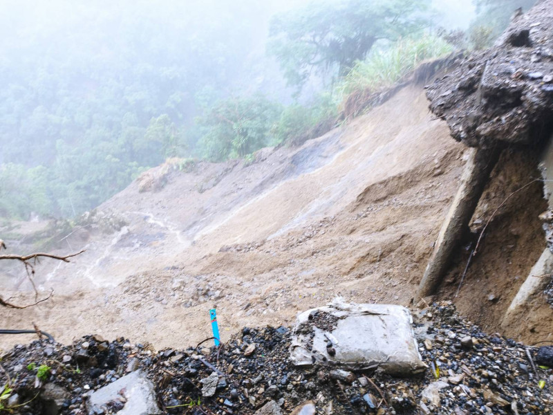 台七線81.2公里處回頭灣路基流失。   圖：翻攝公路總局網站