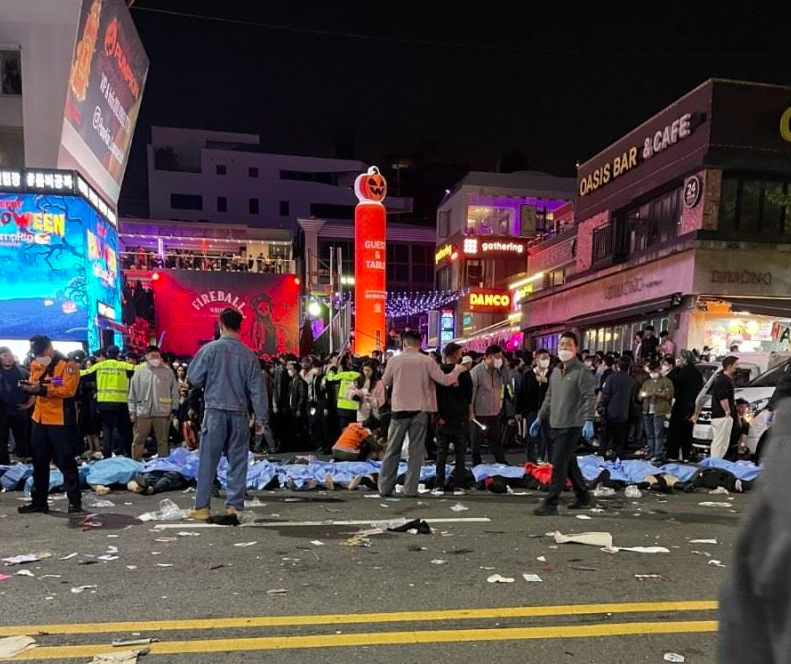 根據網路上的現場照片，已可見街頭擺放多具蓋著藍布的遺體，韓國媒體推測現場死傷人數至少超過100人。   圖：翻攝自推特