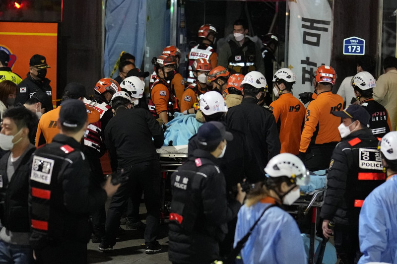 韓國首爾梨泰院推擠踩踏意外，造成156人死亡。   圖：達志影像 / 美聯社