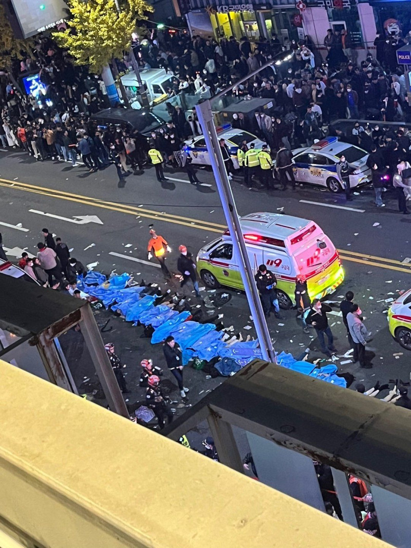首爾梨泰院萬聖節派對推擠踩踏造成149人死亡，150人受傷。   圖：翻攝自推特
