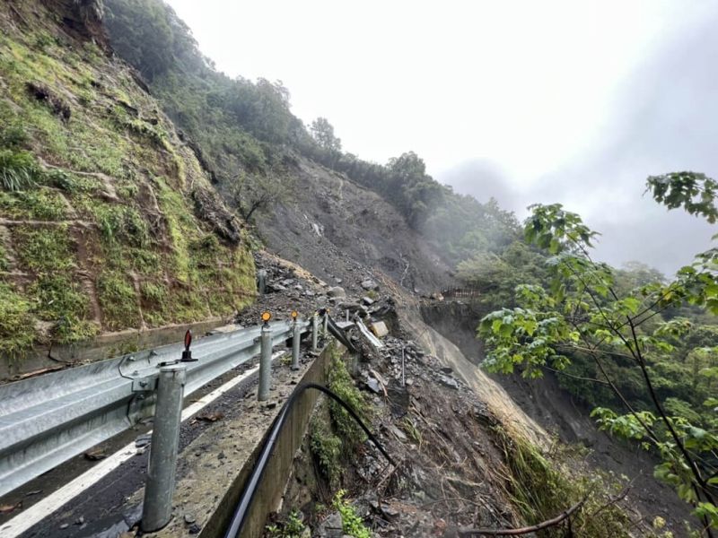 ▲受奈格颱風與東北季風共伴效應，宜蘭縣下起連日大豪雨，台7線85.5k至94k(百韜橋至牛鬥)不排除在今（30）日下午實施預警性封路。   （圖／公路總局）