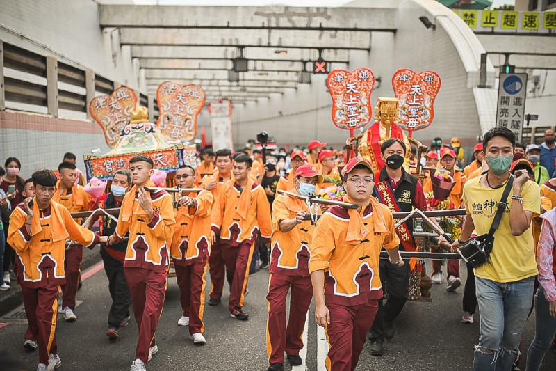 旗津天后宮媽祖神轎再度步行穿越過港隧道。   圖：旗津天后宮提供